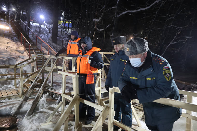 На Щелоковском хуторе сотрудники МЧС терпеливо ждали, когда закончится служба и воду осветят