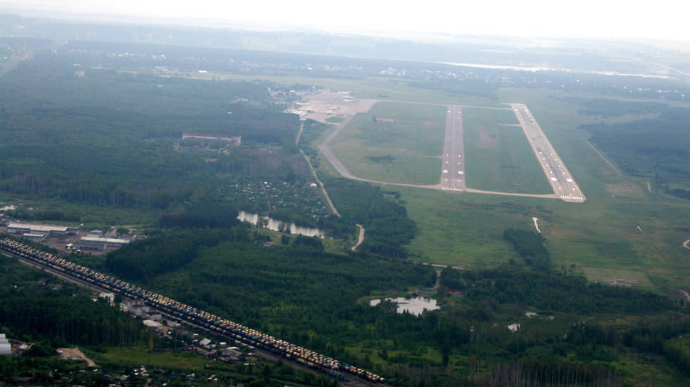 Так выглядит наш аэропорт со стороны северного торца взлетной полосы, когда самолеты пролетают над железнодорожной станцией &quot;Горький-Сортировочный&quot;