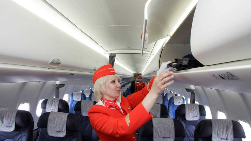 Стюардессы приводят салон самолета в порядок перед встречей пассажиров