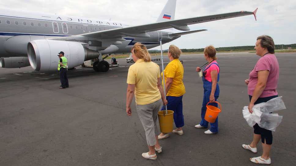 Уборка салона самолета – обязательная процедура перед каждой посадкой пассажиров. На фото – 2013 год