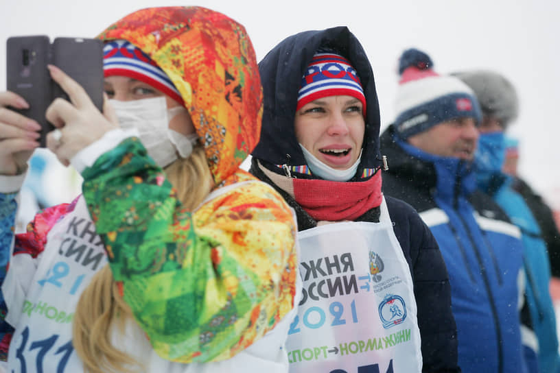 За гонкой внимательно следили и болельщики, и спортсмены, ожидающие своего старта