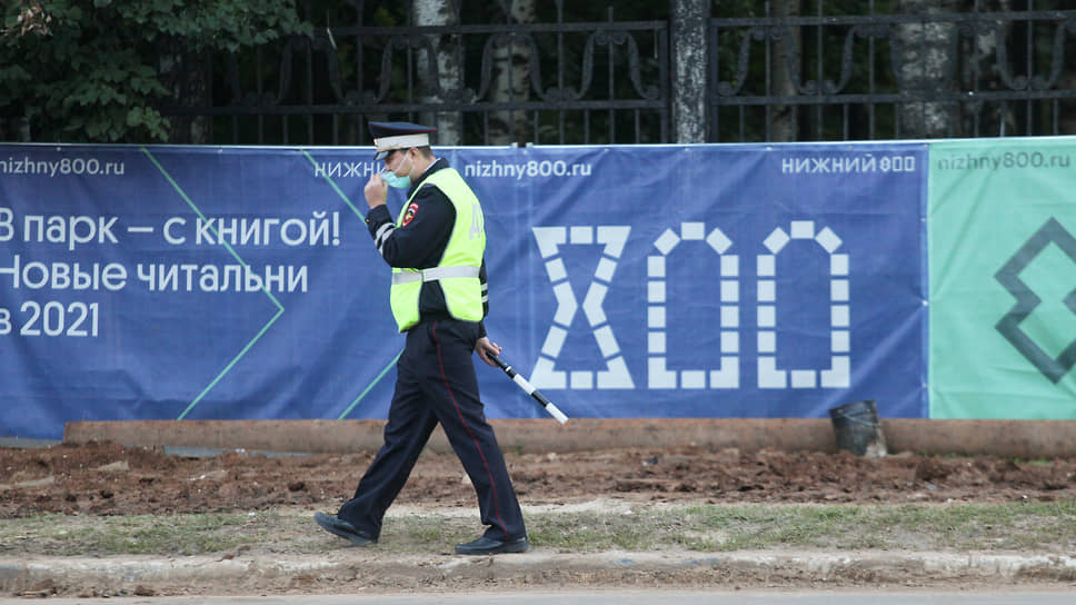 Полиция попыталась прекратить протест, запретив вход на обочину перед оградой, где велась укладка трубопровода