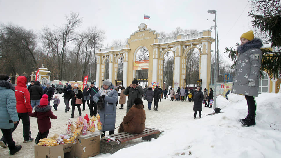 Празднование Масленицы разбрелось по районным паркам. И на общем грустном пандемийном фоне Автозаводский парк выглядел островом веселья