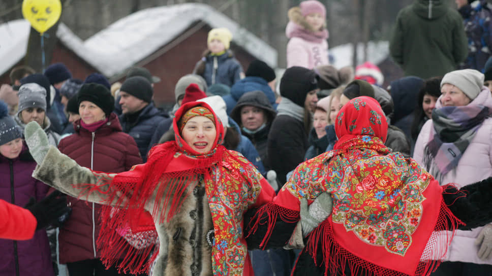 Уже на подходах к парку тоненькие ручейки стекались в реки желающих отпраздновать, а внутри бушевал весенний карнавал