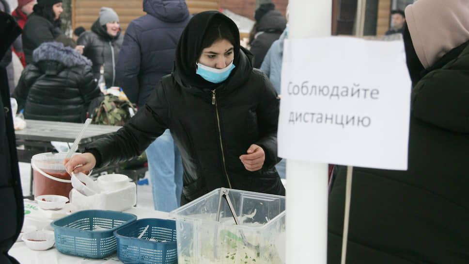 Запах шашлыка стоял в воздухе, и несмотря на уговоры не собираться больше трех, все места в шашлычных оказались заняты