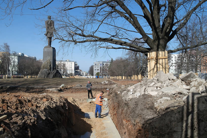 Площади Горького обещают масштабное озеленение. Писатель следит за тем, как ведутся работы