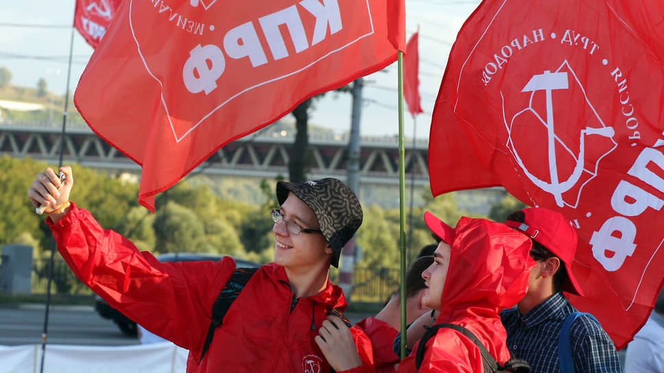 Политическая активность сегодня уже тоже немыслима без любителей Инстаграм, желающих оставить потомкам свое лицо среди знамен и лозунгов