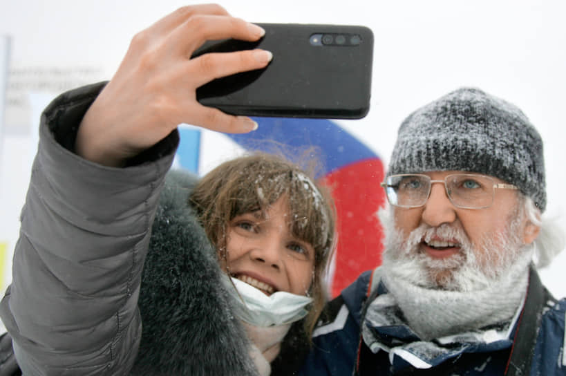 Иногда роль Деда Мороза может исполнить коллега, борода которого заиндевела на холоде