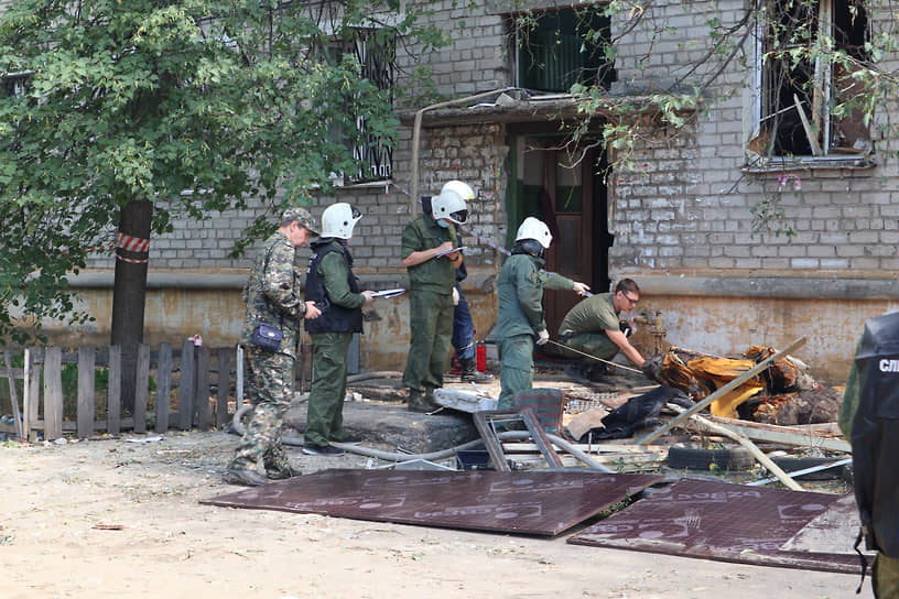 Жильцы дома говорят, что разрушен подъезд в доме, на первом этаже выбило двери в соседних квартирах