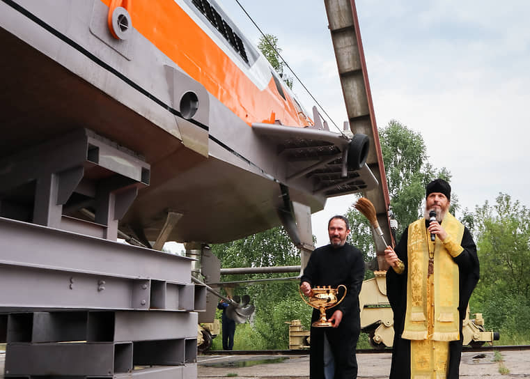 Без святой воды на спуске судна – никак