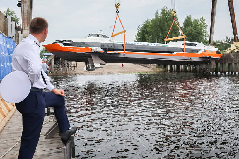 Бравый моряк с интересом наблюдает за процессом спуска  