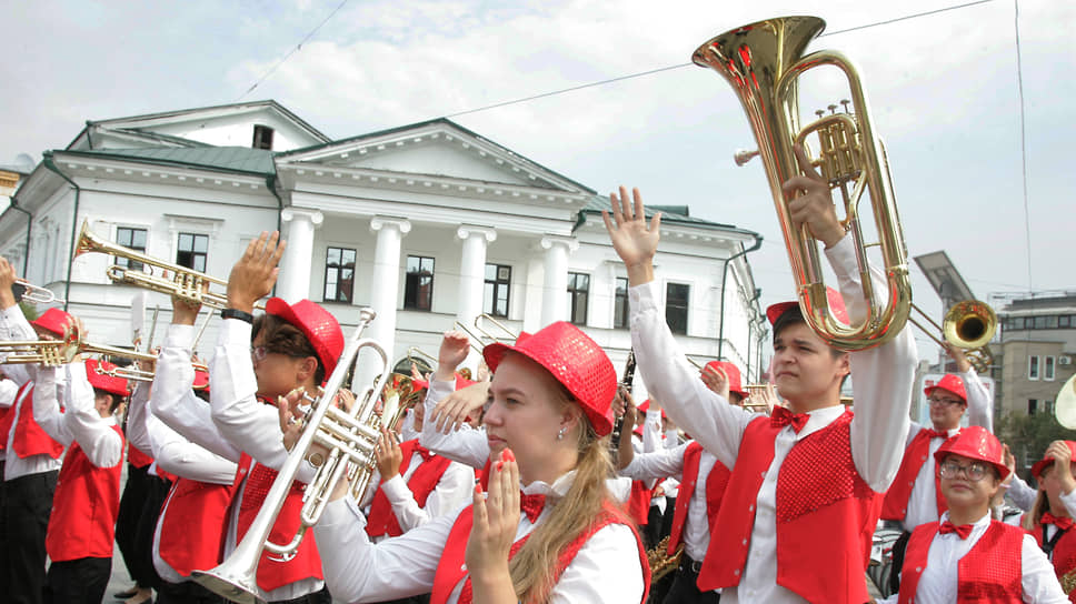 Сам день 800-летия начался с парада оркестров, съехавшихся со всей страны на главную пешеходную улицу Нижнего Новгорода