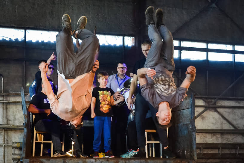 Гимнасты цирка исполнили акробатические номера прямо в ремонтном цехе выксунского транспортного предприятия