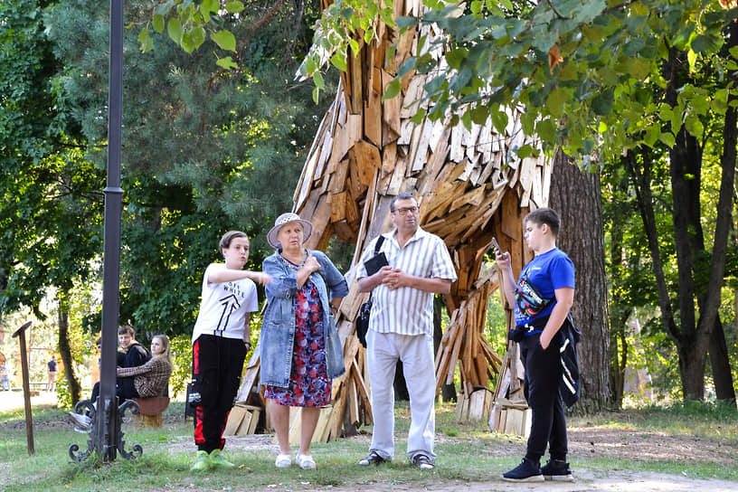 Деревянный единорог уже стал символом фестиваля и излюбленным местом для фотографий гостей