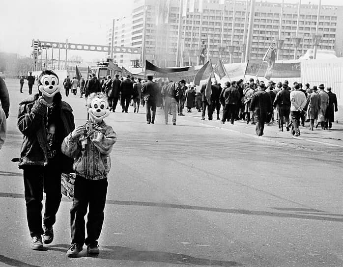 На первомайские демонстрации дети стали приходить в масках персонажей иностранных мультфильмов. 1998 год