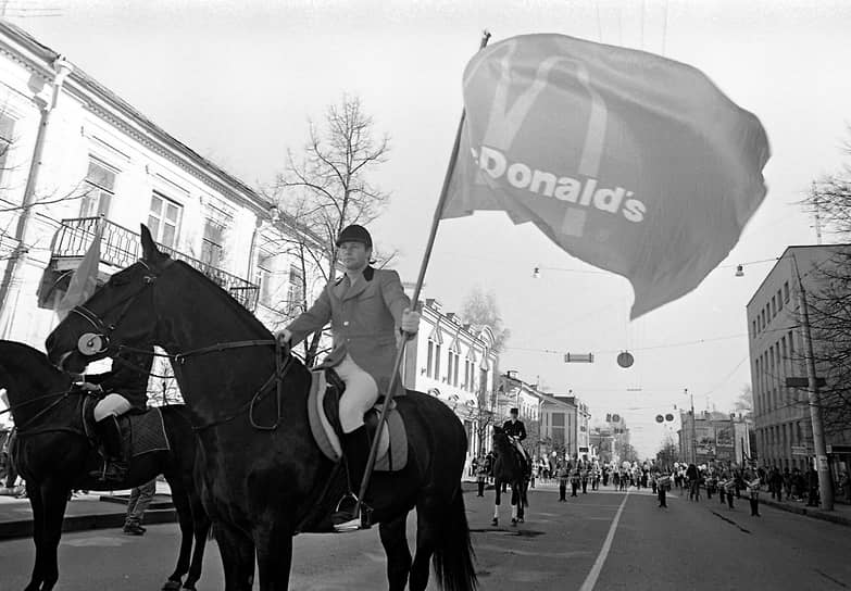 Первый ресторан сети открывался большим праздником. К торжествам была привлечена даже конная процессия.