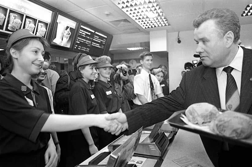 Губернатор Нижегородской области Иван Скляров стал одним из первых посетителей первого в Нижнем Новгороде ресторана McDonald&#39;s. 1997 год