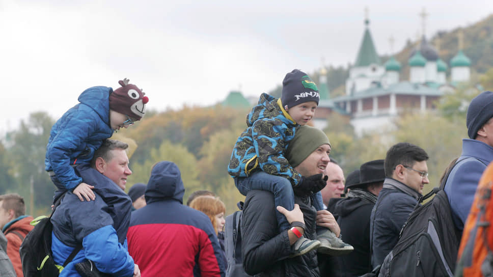 Мальчишки на плечах отцов не хотели упустить ни одного момента состязаний