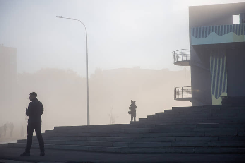 В таком тумане город кажется декорацией к спектаклю, а нижегородцы -- силуэтами театральных персонажей