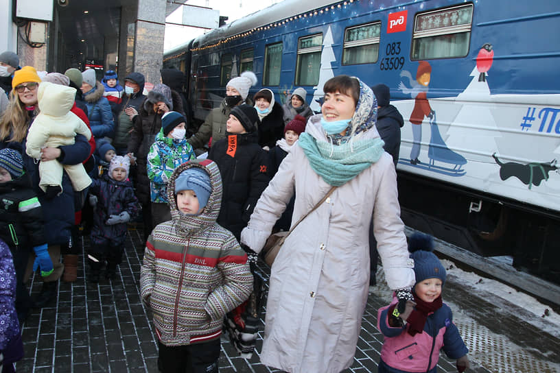 Дети, встречавшие Деда Мороза на вокзале, остались в полном восторге, как и их родители