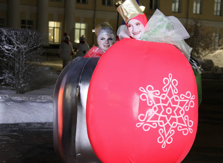 Украшения иногда даже оживают. Аниматоры перед новогодним парадом изображают елочные шары