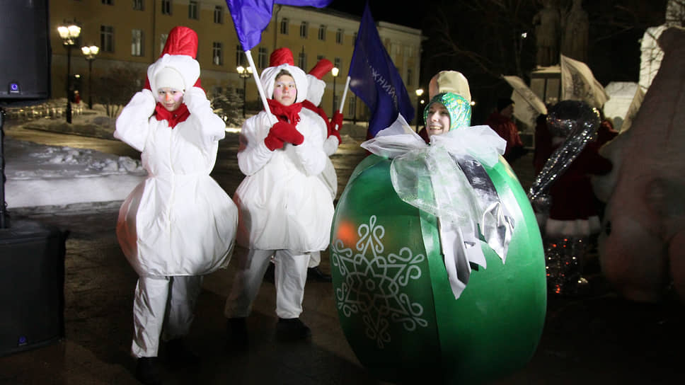 Снеговики соревновались с елочными шарами за право возглавить праздничную колонну