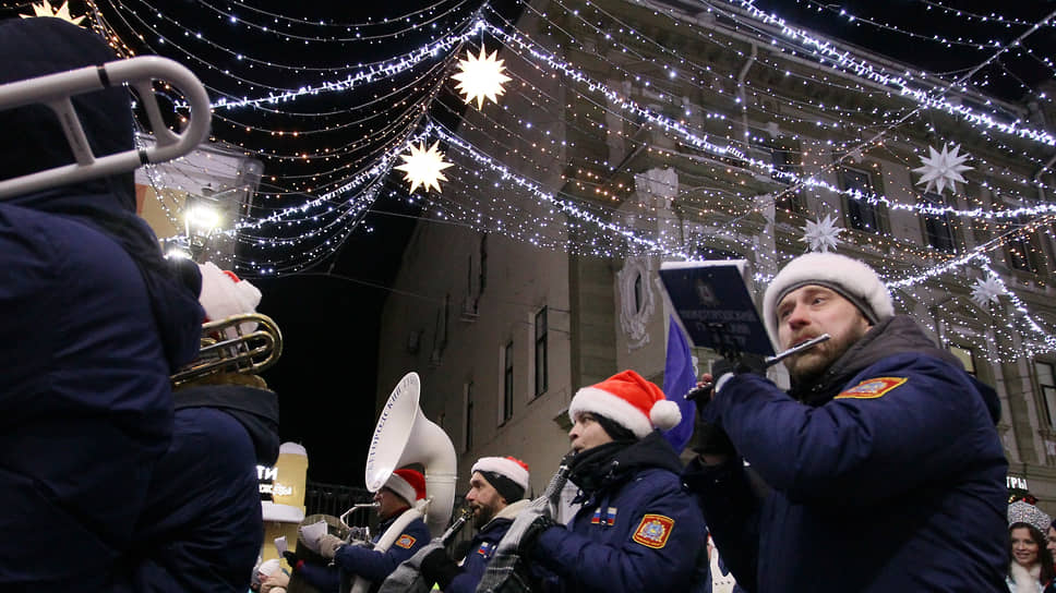 Нижегородский губернский оркестр и развешанная все-таки в последний момент иллюминация украшали шествие