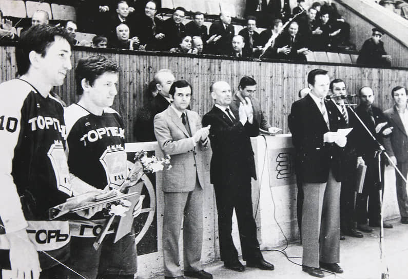 Во время Олимпиады 1984 года наши хоккеисты Владимир Ковин и Александр Скворцов (на снимке слева) удостоились звания олимпийских чемпионов