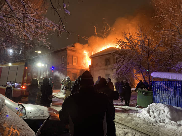 Дом был деревянным, и за несколько минут огонь охватил второй этаж здания и кровлю