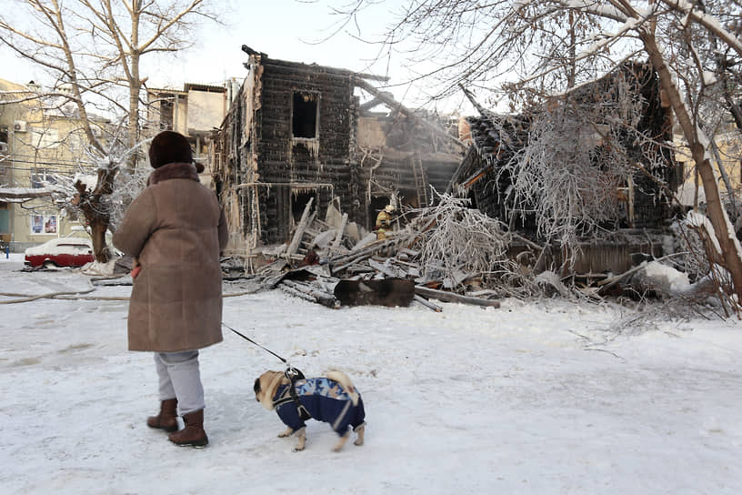 Вечером 23 декабря соседи смотрели на пожар, опасаясь, что пламя перекинется на их дома, а сегодня утром пришли на пепелище