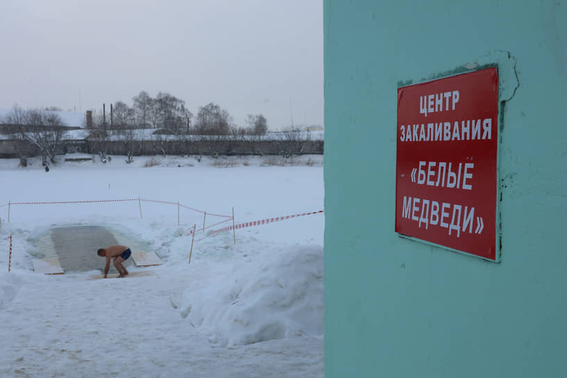 Желающих искупаться в проруби Силикатного озера в этом году меньше, чем в прошлом