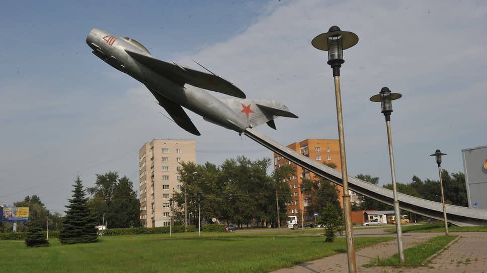 К сожалению, все созданные в КБ Лавочкина реактивные самолеты оказались неудачными. Первой успешной машиной, выпущенной на 21-м заводе, стал МиГ-15, получивший боевое крещение в Корее, где ему пришлось воевать с американскими &quot;Сейбрами&quot;