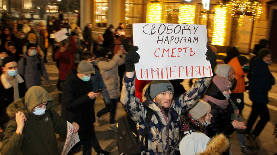 Однако, несмотря на противодействие, 24 февраля по пешеходной Покровке прошли 150 протестующих против военных действий