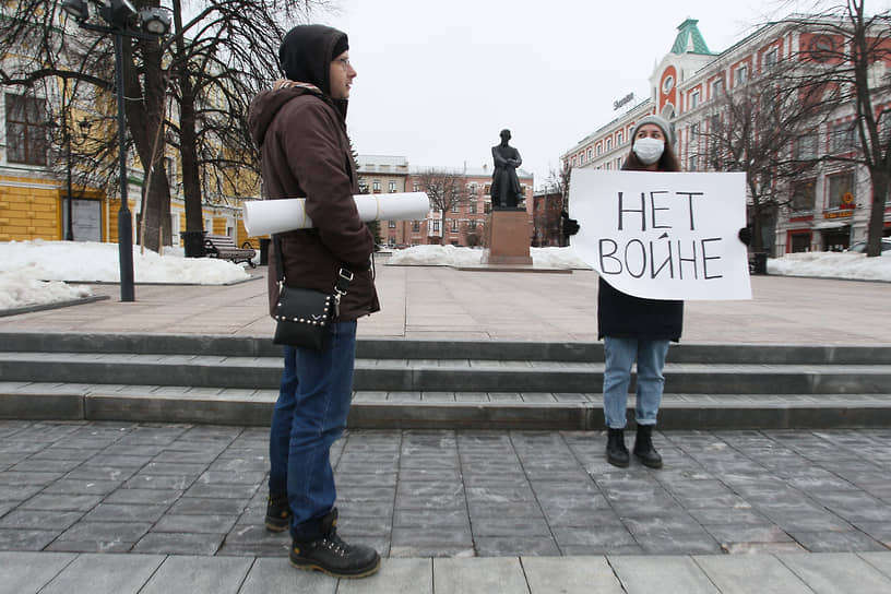 У всех желающих постоять с таким плакатом проверяли документы не по одному разу