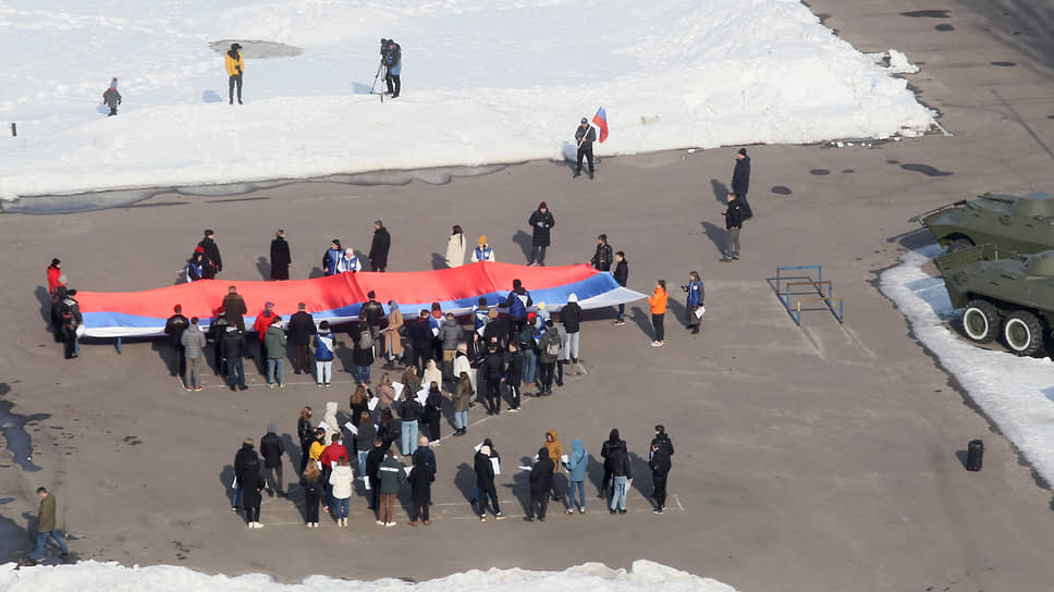 В пятницу начались первые акции в поддержку армии России. В парке Победы для съемки видеоролика собрали несколько десятков человек
