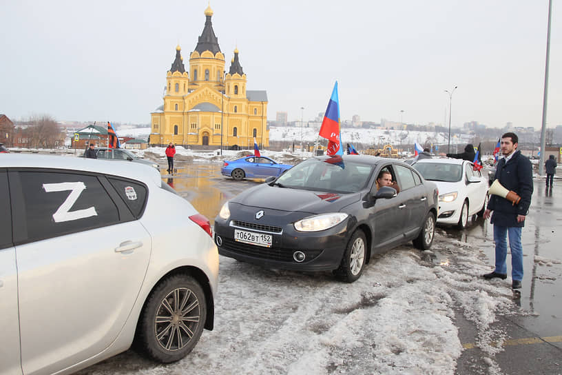 Вечером 4 марта автопробег поддержки армии России завершился у храма Александра Невского. Автомобили выстроились буквой Z