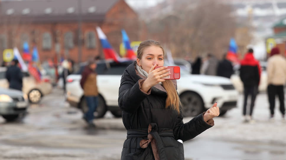 Участницы автопробега спешили запечатлеть себя на фоне флагов ДНР и ЛНР