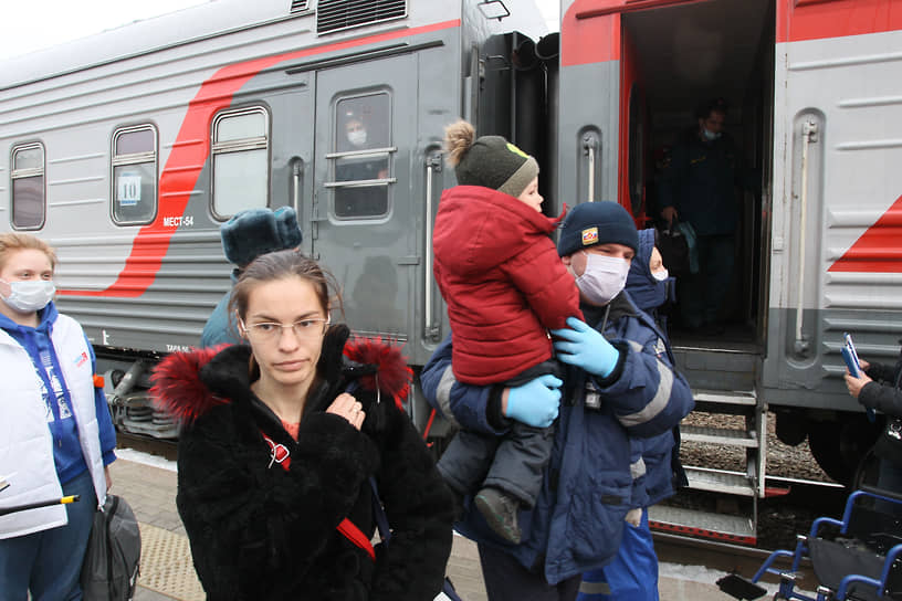 Вагон за вагоном беженцы выходят на платформу