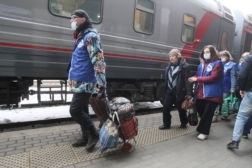 Все, что успели забрать с собой приехавшие, умещалось в пару их чемоданов и сумок