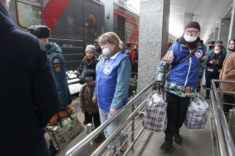 Волонтеры и даже сотрудники МЧС перенесли не одну сотню килограммов багажа, помогая прибывшим