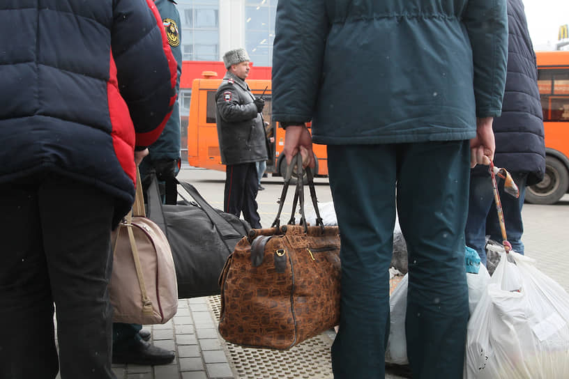 Пересадку на автобусы координировали сотрудники нижегородской полиции