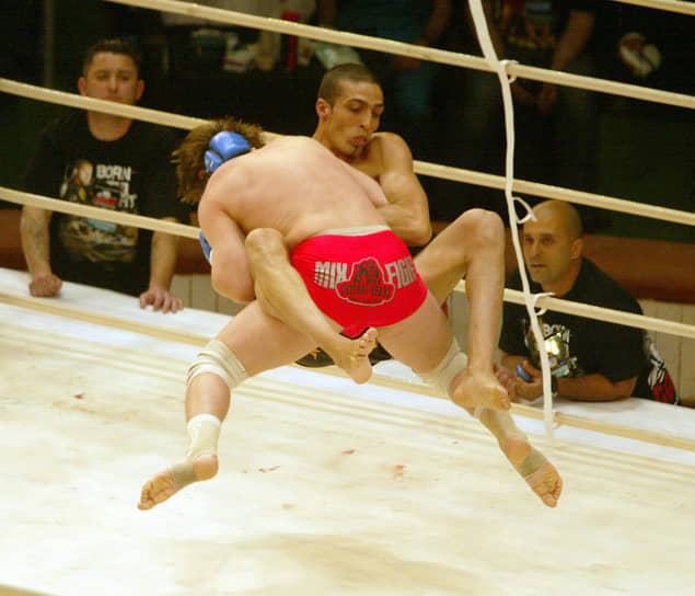 В мае 2008 года в здании Нижегородского цирка прошел международный турнир Mix-Fight. Испанский борец Хуан Мануэль Суарес во время боя