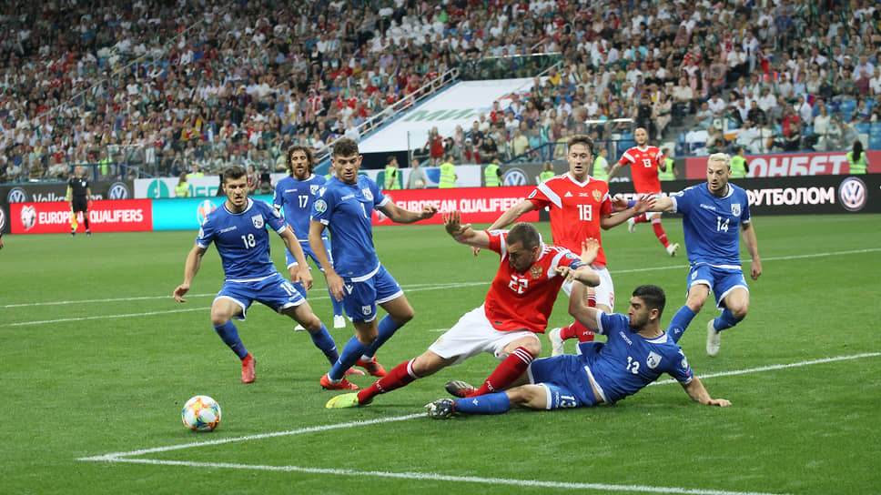 После окончания Чемпионата Мира международные футбольные матчи не закончились. Уже следующим летом сборная Россия встретилась на новом поле со сборной Кипра