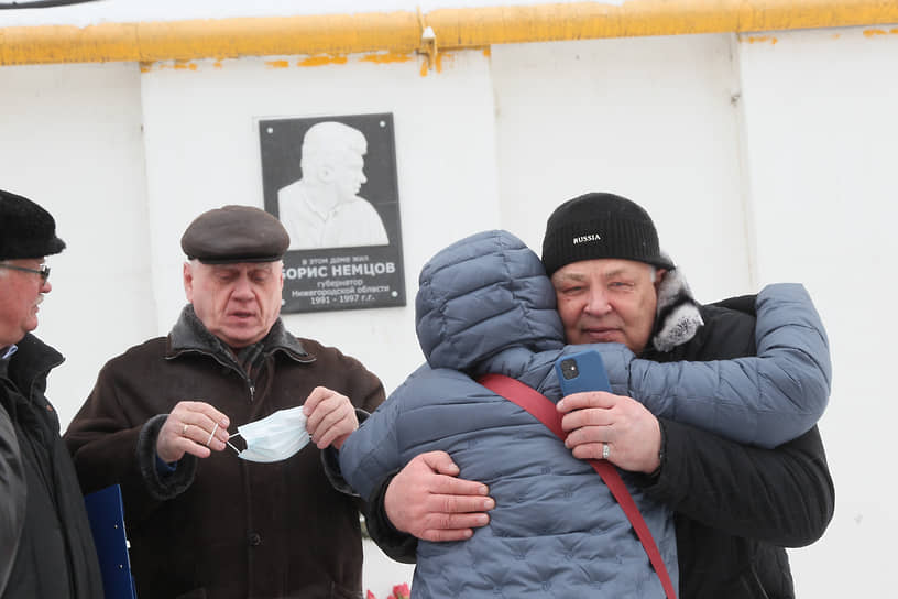 Годы примиряют бывших конкурентов в борьбе за пост мэра. Юрий Лебедев (слева) и Дмитрий Бедняков (справа) в 1998 году были главными претендентами на пост с почти равными шансами. Сейчас они ежегодно видятся в день памяти бывшего губернатора Немцова