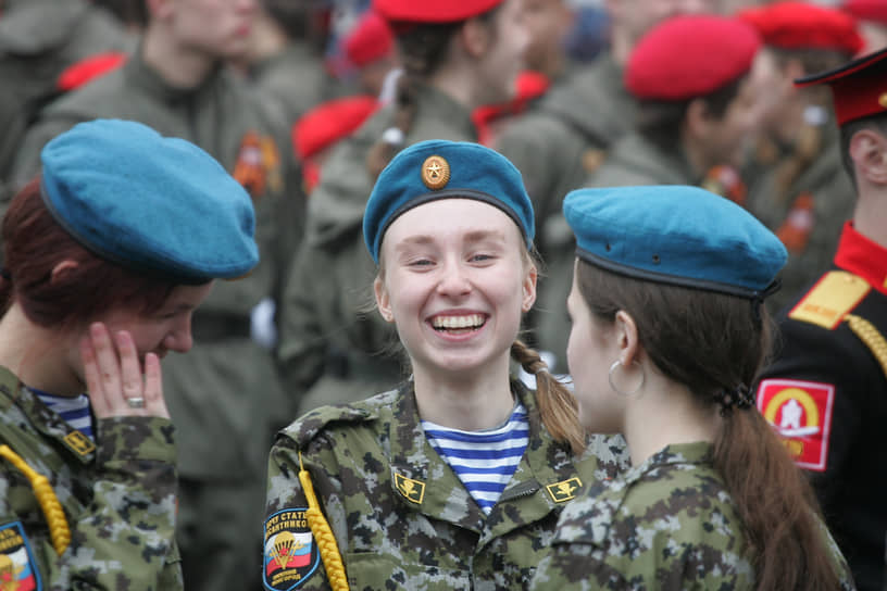 Главное украшение любого парада это военнослужащие женщины