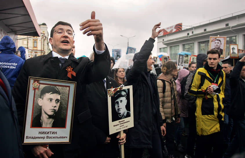 Губернатор Глеб Никитин (на снимке слева) принял участие в шествии вместе со всей семьей