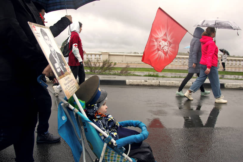 Для некоторых участников возможность пронести красное знамя Победы была важнее памяти погибших