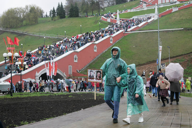 Большинство участников шествия не выдержали непрерывного дождя, и не пошли в парк Победы, свернув на Чкаловскую лестницу