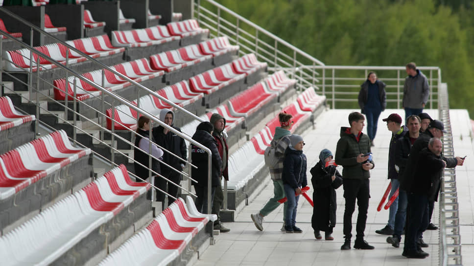 Несмотря на холод, трибуны трека не оставались пустыми. Гонки такого класса для нашего региона событие