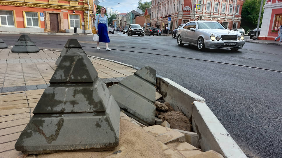 Вода разрушила и тротуары в центре города